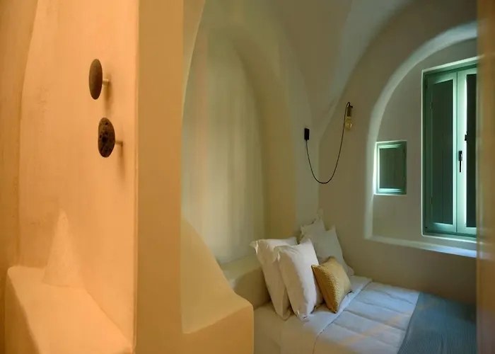 Villa Luxury Santorini Potamos: Private Heated Pool Retreat